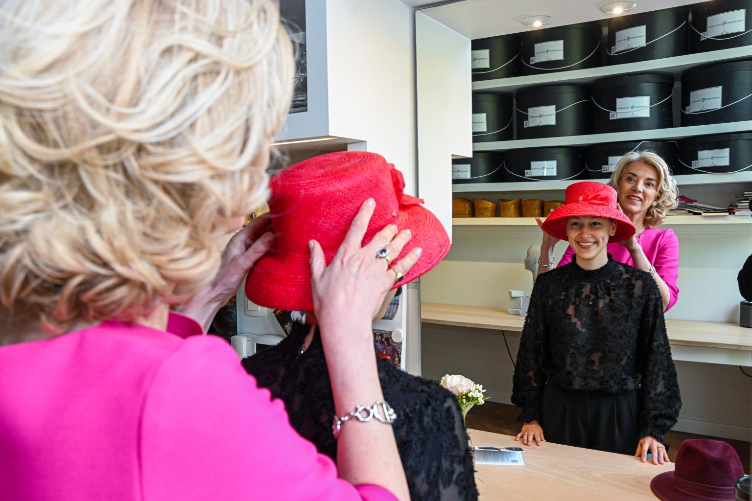 Caring-Hat-Fabienne-Delvigne-et-Lea-essayage